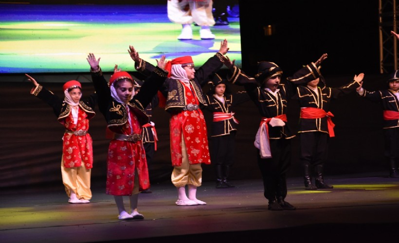Balçova'da görsel şölen: Halk danslarını gelecek kuşaklara taşıyorlar