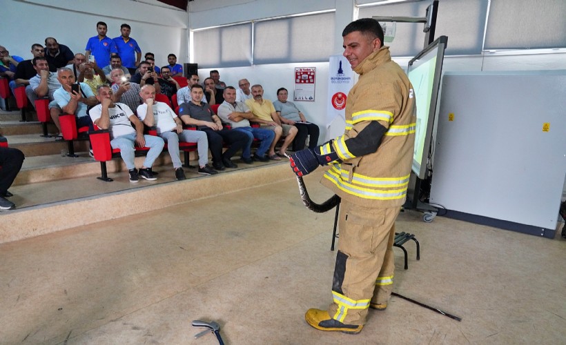 İzmir İtfaiyesi personeli yılan yakalama eğitimi aldı