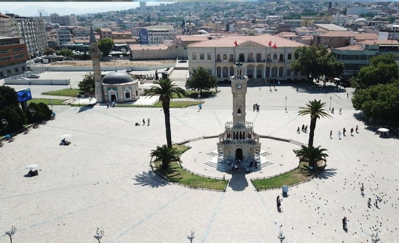 İzmir'de sıcak hava tatil beldelerini doldururken kent merkezi boş kaldı