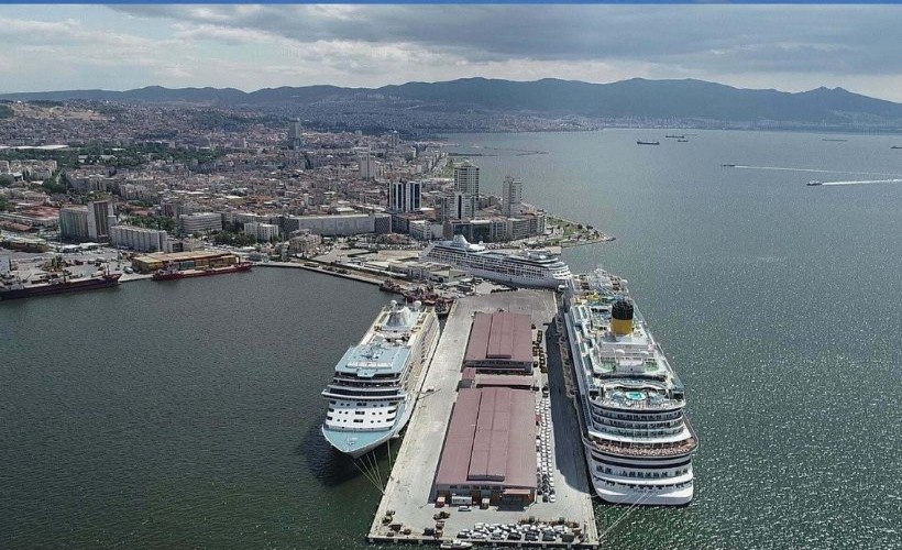 İzmir geçen yıla fark atıyor: Havadan denizden ziyaretçi akını