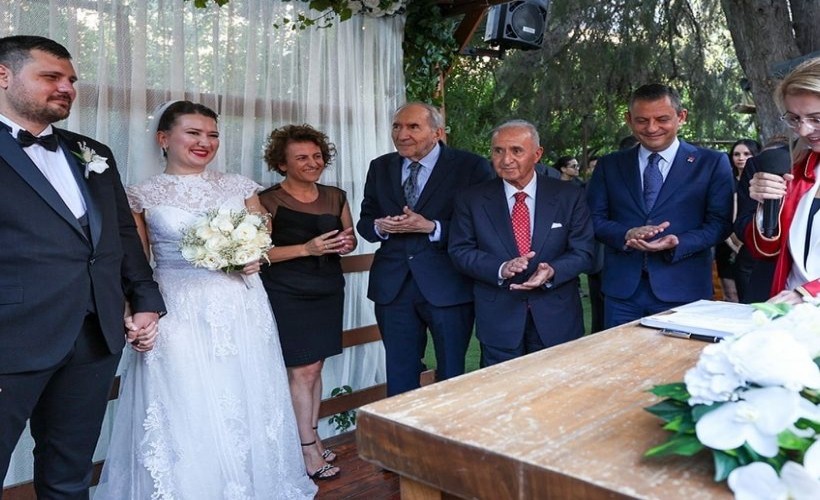 İzmir'in milletvekili evlendi: CHP Lideri Özel şahitlik yaptı