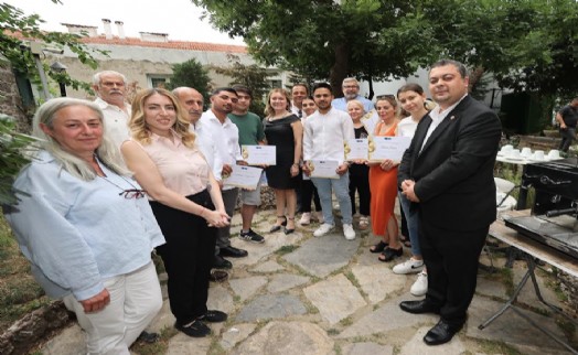 Konak'ta sertifika gururu: Genç Romanlar barista oldu