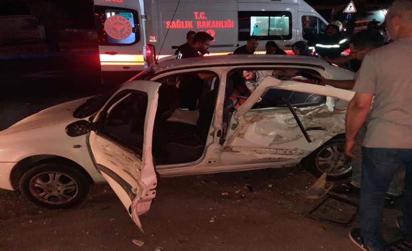 Manisa'da vidanjör ile otomobil çarpıştı: 3 yaralı