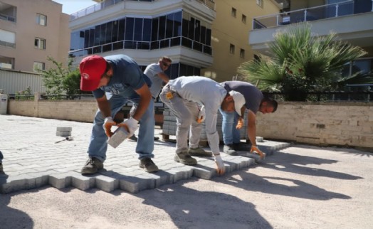 Menderes'te yollar yapılıyor