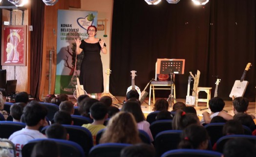 Minik çevreciler geri dönüşüm müzik aletlerinin hikayesini dinledi