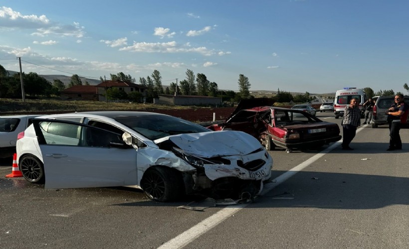 Otomobiller çarpıştı: 1 ölü, 7 yaralı