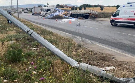 TIR ile kamyonetin çarpıştığı kazada ölenlerin sayısı 3 oldu