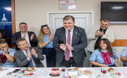 Tugay 05.30'da ESHOT personeliyle bayramlaştı