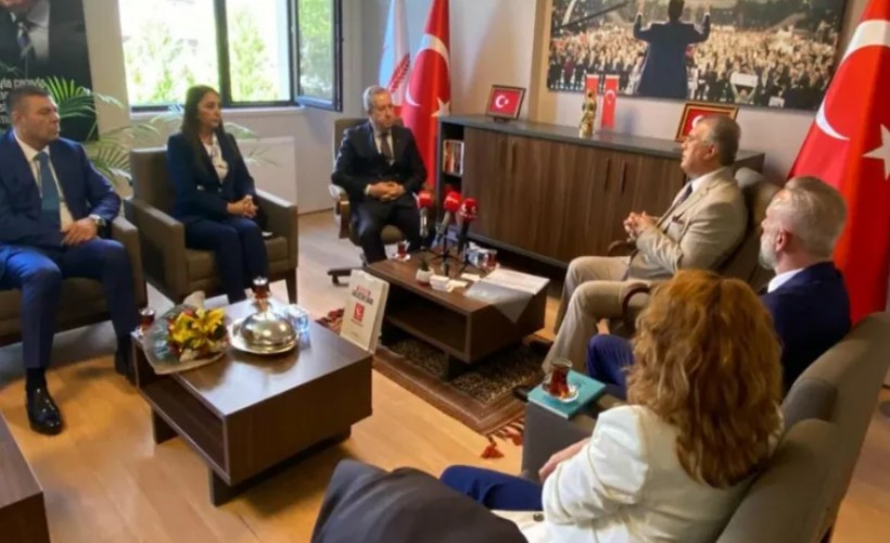 YRP'li Aydal'dan MHP heyetine: Devlet Bey evlenseydi hanımı iyi bakardı