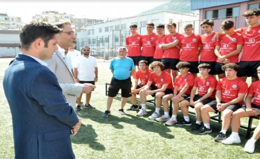 Yiğit'ten genç sporculara moral veren uğurlama: Gönüllerin şampiyonusunuz
