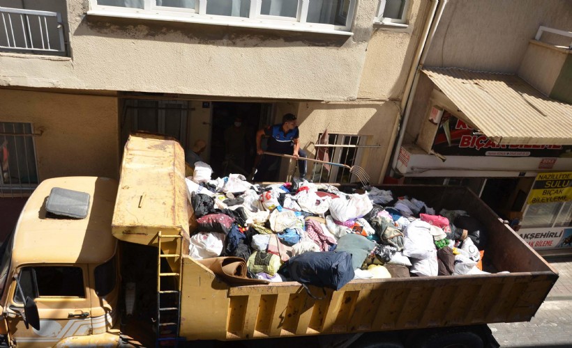 Nazilli'de bir evden 10 kamyon çöp çıktı