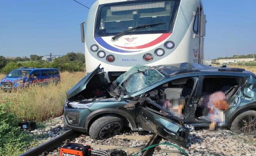 İzmir'de feci kaza: Yolcu treni ile otomobil çarpıştı, 3 kişi canından oldu