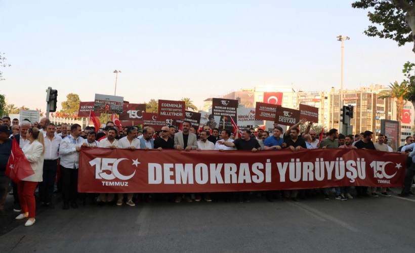 AK Parti İzmir İl Gençlik Kolları 'Demokrasi Yürüyüşü' düzenlendi