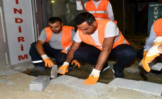 Başkan Yıldız'dan gece mesaisi: Eldiven ve yeleği giydi sahaya indi