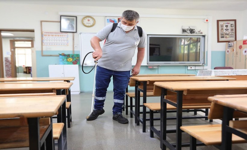 Bayraklı’da okullar dezenfekte ediliyor