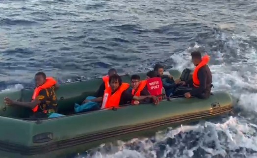 Bodrum'da 14 kaçak göçmen ile 1 göçmen kaçakçısı yakalandı