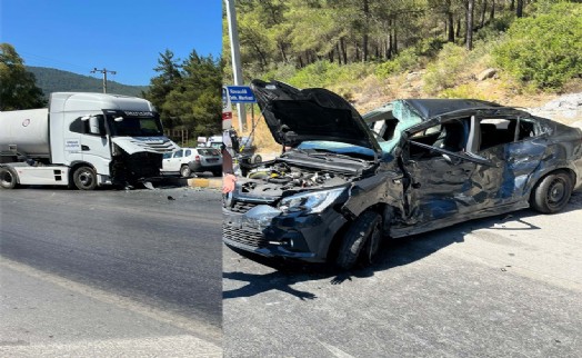Bodrum'da kavşakta ışık ihlali yapan TIR, otomobile çarptı; 1 ölü, 1 yaralı