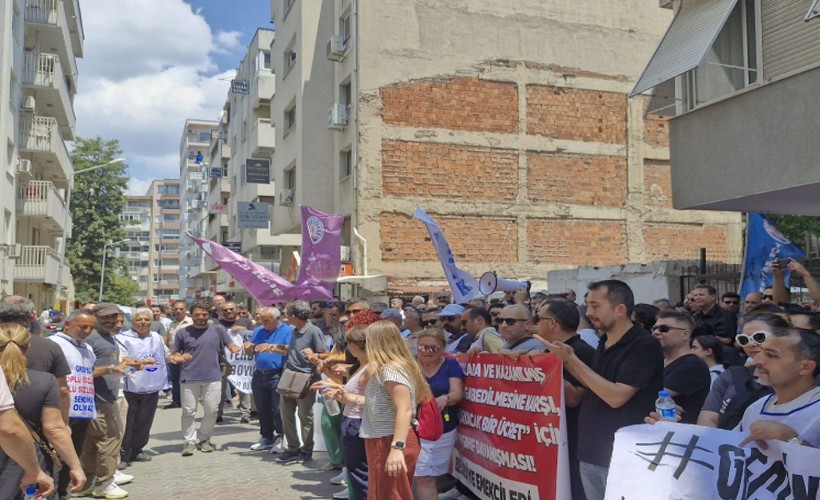 Büyükşehir'de TİS düğümü çözülemiyor: CHP önünde halaylı eylem