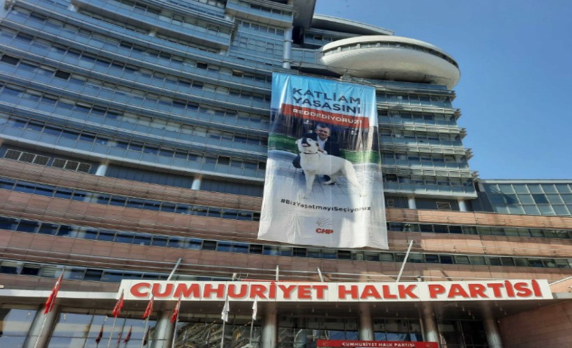CHP Genel Merkezi'ne 'Ötanazi' pankartı!