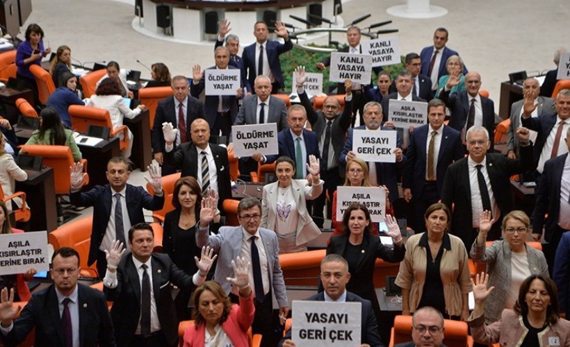 CHP'den yasa tasarısına protesto: 'Kanlı yasaya hayır'