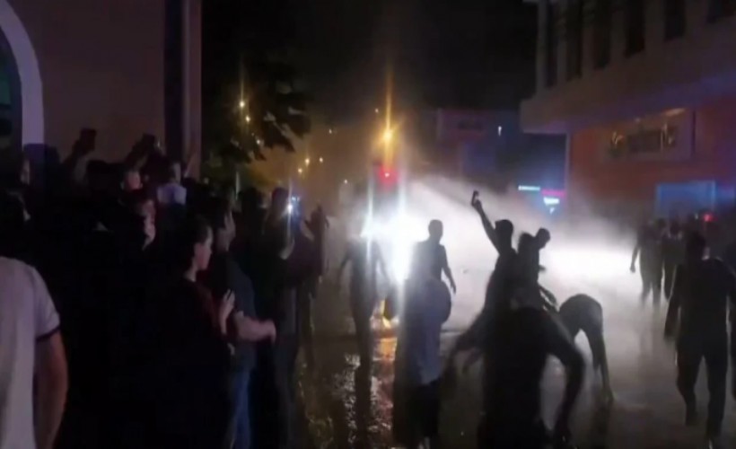 Kayseri'de 'taciz' gerginliği; Suriyelilere ait işyerleri yakıldı! 10 polis yaralandı