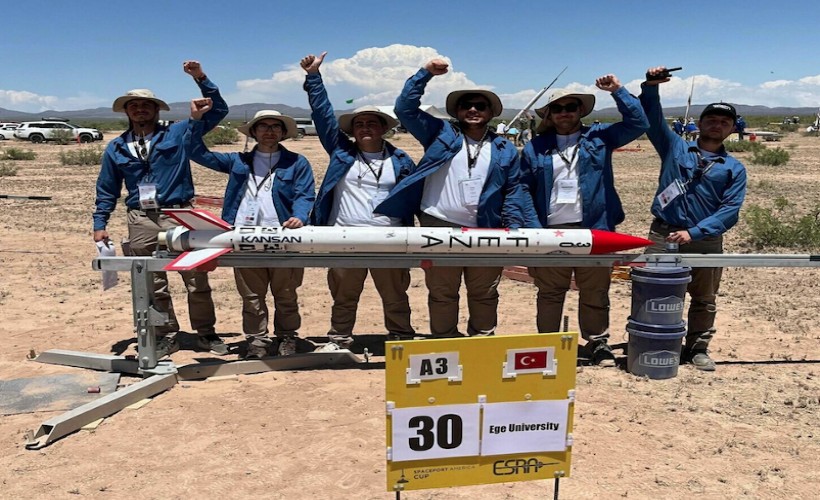 Egeli öğrenciler, roketçilik yarışmasında ödülleri kaptılar