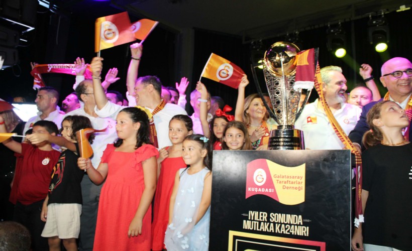 Galatasaray'ın şampiyonluk kupası Kuşadası'nda taraftarlarla buluştu