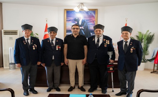 Gazilerden Yiğit'e duygulandıran ziyaret...'Varlığınızla onur duyuyoruz'