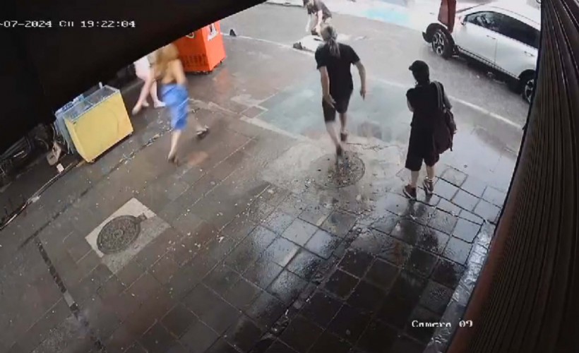 İzmir'deki sağanakta iki kişinin akıma kapıldığı anlar kamerada