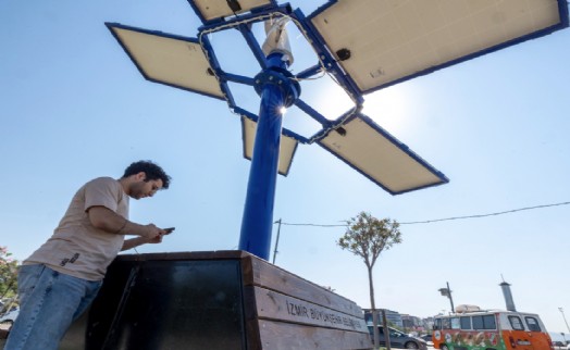 İzmir'de güneş ağaçları ile şarj dönemi başladı