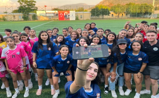 İzmir'in futbolcu kızları geleceğe umut oldu