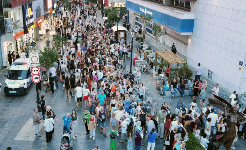 Karşıyaka Çarşısı ‘El Emeği Gece Pazarı’ ile şenlendi