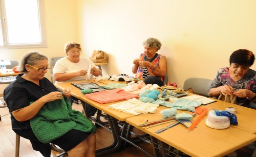 Karşıyaka'nın çınarları lösemili çocuklar için örüyor