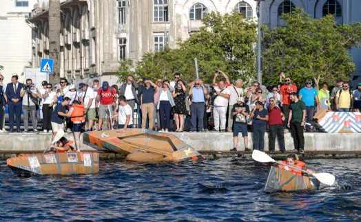 Karton tekneler İzmir Körfezi'nde kıyasıya yarıştı