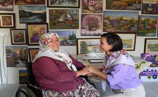 Kınay Kavacık'ta yaşayan ‘Şalvarlı Ressam'ı ziyaret etti