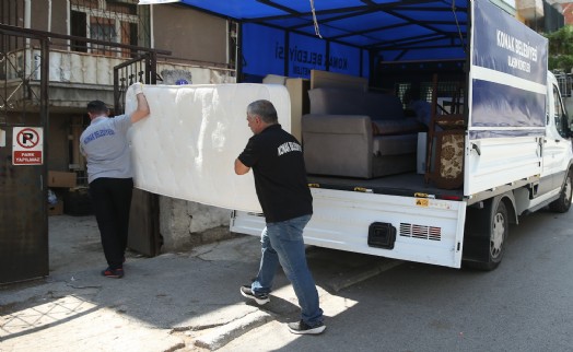 Konak'ta evden eve dayanışma: İkinci el eşya hattı