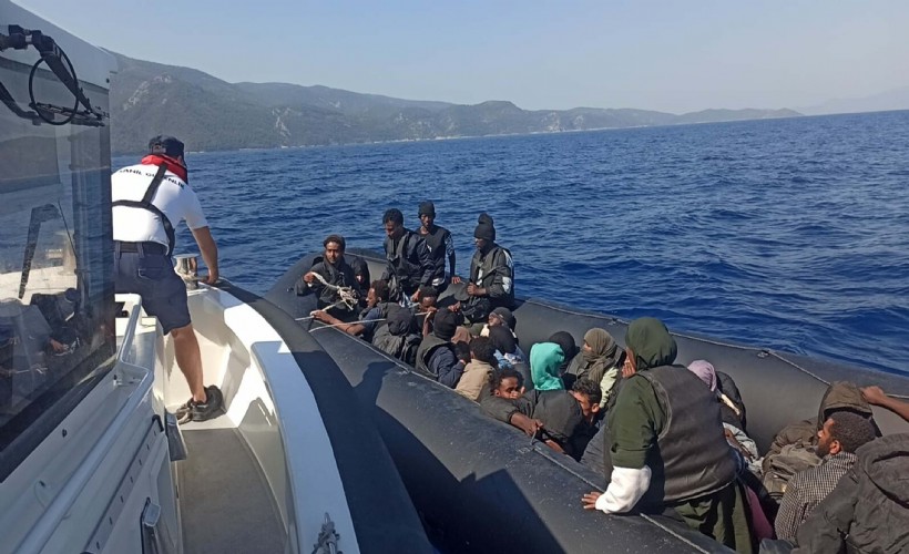 Kuşadası açıklarında 33 düzensiz göçmen kurtarıldı