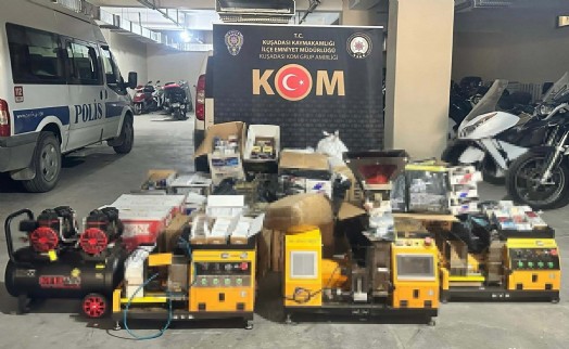 Kuşadası'nda kaçak sigara üretimi yapılan eve operasyon
