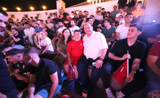 Milli maç heyecanı dev ekranda Menderes'te