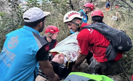Ormanda kaybolup, kayalıklarda mahsur kalan 3 Rus turist kurtarıldı