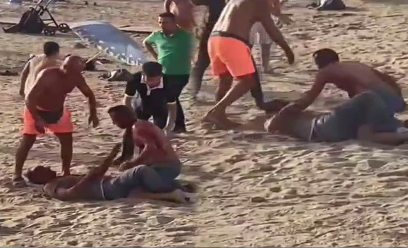 Plajda bıçaklı kavgada 2 kişi yaralandı