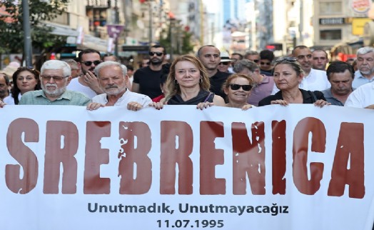 Srebrenitsa Katliamı'nda hayatını kaybedenler Konak'ta anıldı
