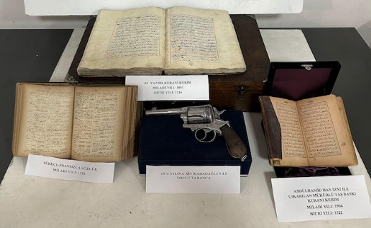 Şüpheli araçta, 223 yıllık el yazması Kur'an-ı Kerim ele geçirildi