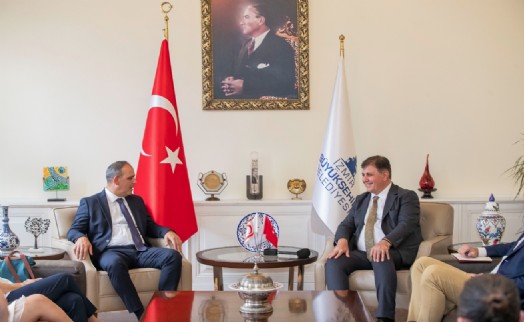 Tugay 'kardeş kent' Lefkoşa Belediye Başkanı Harmancı'yı ağırladı