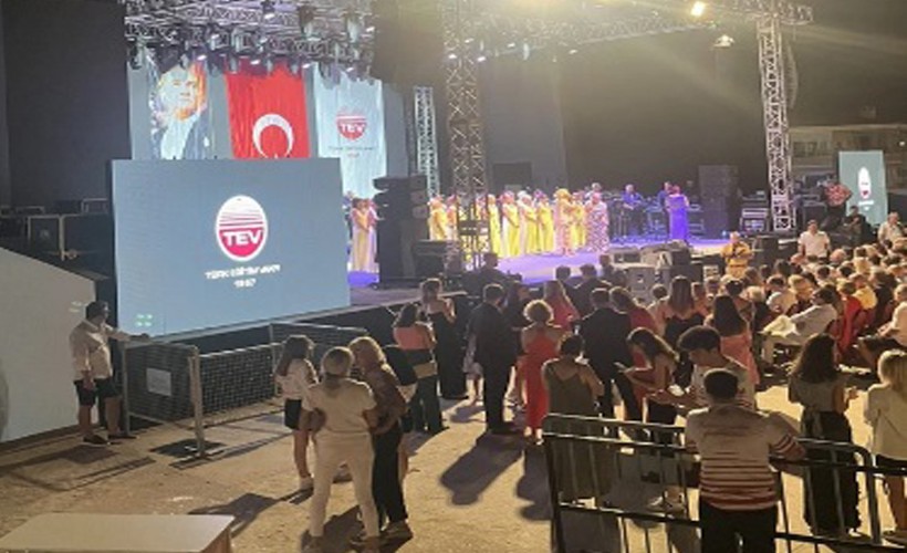 Yunan şarkıcı 'Atatürk posteri ve Türk bayrağı var' diye sahneye çıkmadı; Başkan Denizli'den sert tepki: Herkes haddini bilecek!