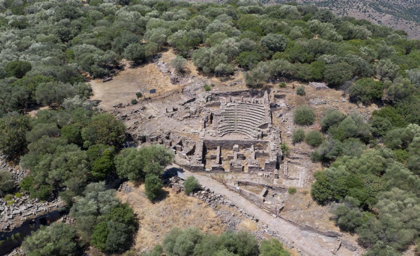 2 bin 700 yıllık Aigai'nin kent meydanı keşfedildi