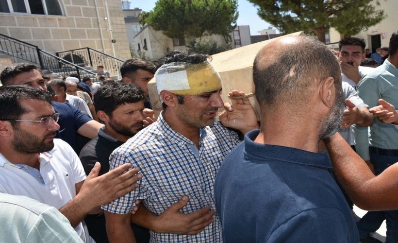 Başındaki sargıyla aynı kazada ölen kızının tabutunu omzunda taşıdı