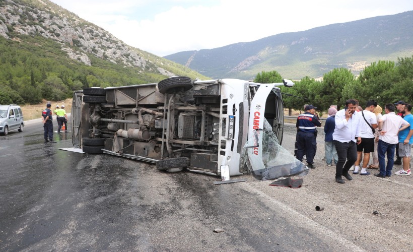 Düğün yolunda kaza: 1'i ağır, 26 yaralı