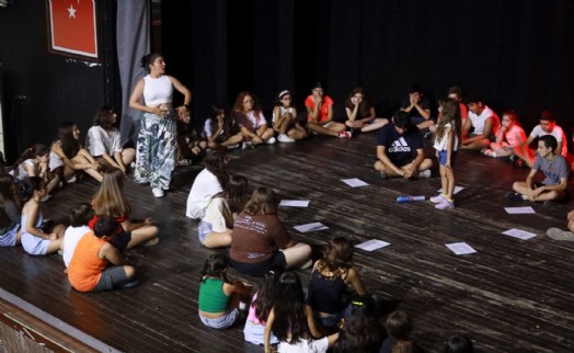 Geleceğin tiyatro yıldızları Karşıyaka'da yetişiyor