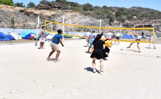 Gençler Özdere'deki gençlik kampında gönüllerince eğleniyor